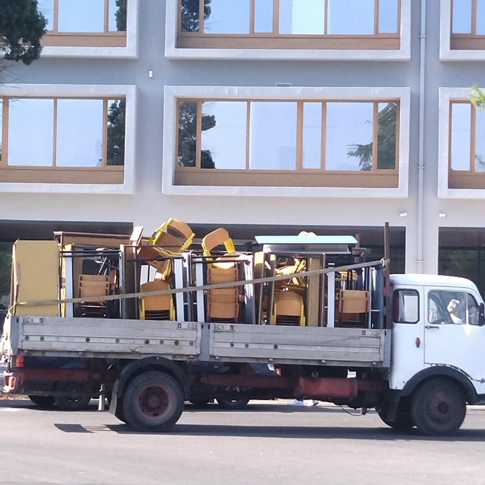 Počelo opremanje škole, ali namještajem iz OŠ “Vladimir Nazor