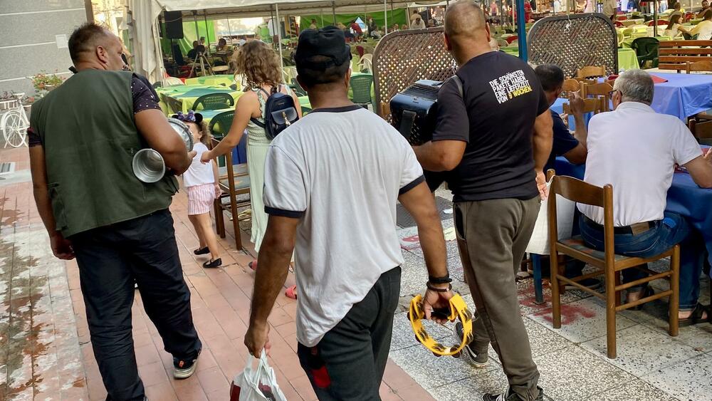 <p>Fanovi Roštiljijade, od Bugarske do Slovenije, hodočaste Leskovac, dok Leskovčani izbjegavaju centar. Ali razigranost leskovačkih ukusa i romskih prstiju na trubama jaki su razlozi da ovom vašaru oprostimo sve ostalo</p>