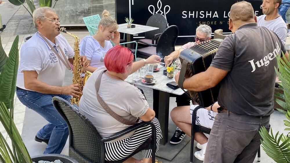 <p>Fanovi Roštiljijade, od Bugarske do Slovenije, hodočaste Leskovac, dok Leskovčani izbjegavaju centar. Ali razigranost leskovačkih ukusa i romskih prstiju na trubama jaki su razlozi da ovom vašaru oprostimo sve ostalo</p>