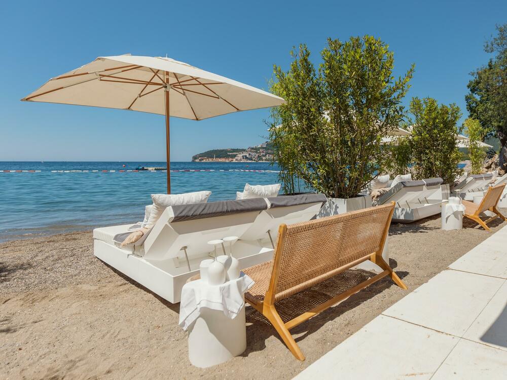 <p>Učinite kraj ovog ljeta nezaboravnim i uživajte u svakom septembarskom zalasku sunca, uz maštovita pića i ukusne zalogaje na mjestu koje je Vaša oaza hedonizma i mira.</p>