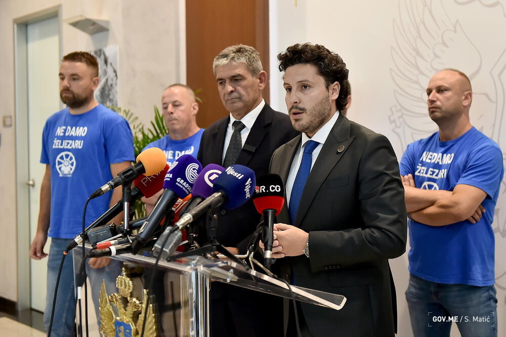 U razgovorima sa turskim vlasnicima pokušaće da spriječe otkaze: Abazović juče sa radnicima, Foto: Vlada Gore/Sasa Matić