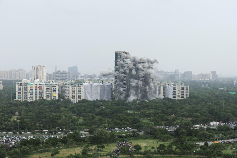 <p>Nelegalna gradnja zgrada u Indiji je rasprostranjena pojava, ali se rušenje zgrada rijetko dešava. Rušenje „Kula blizankinja“ rijedak su primjer obračuna vlasti sa korumpiranim zvaničnicima i građevinskim firmama</p>