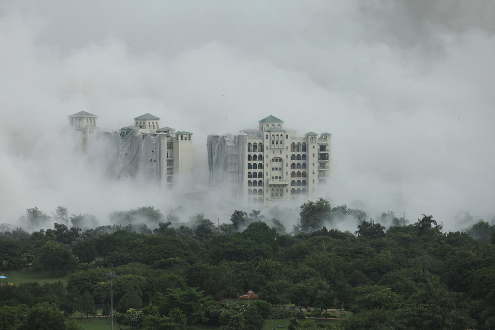 <p>Nelegalna gradnja zgrada u Indiji je rasprostranjena pojava, ali se rušenje zgrada rijetko dešava. Rušenje „Kula blizankinja“ rijedak su primjer obračuna vlasti sa korumpiranim zvaničnicima i građevinskim firmama</p>