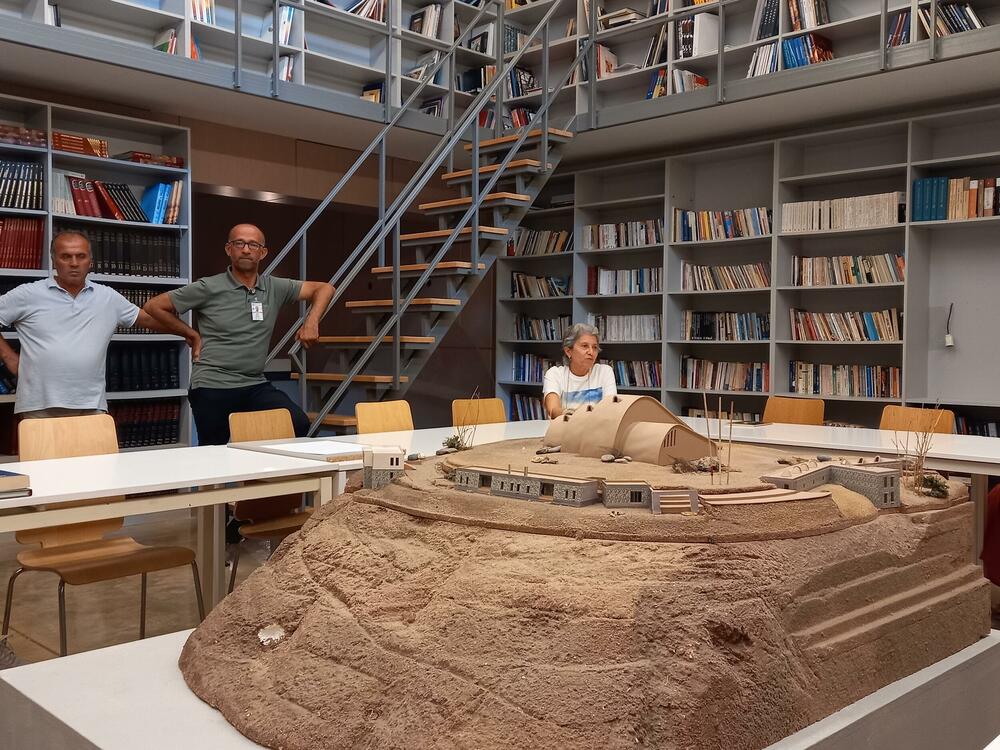 Replika muzeja u biblioteci i Zeren (desno)