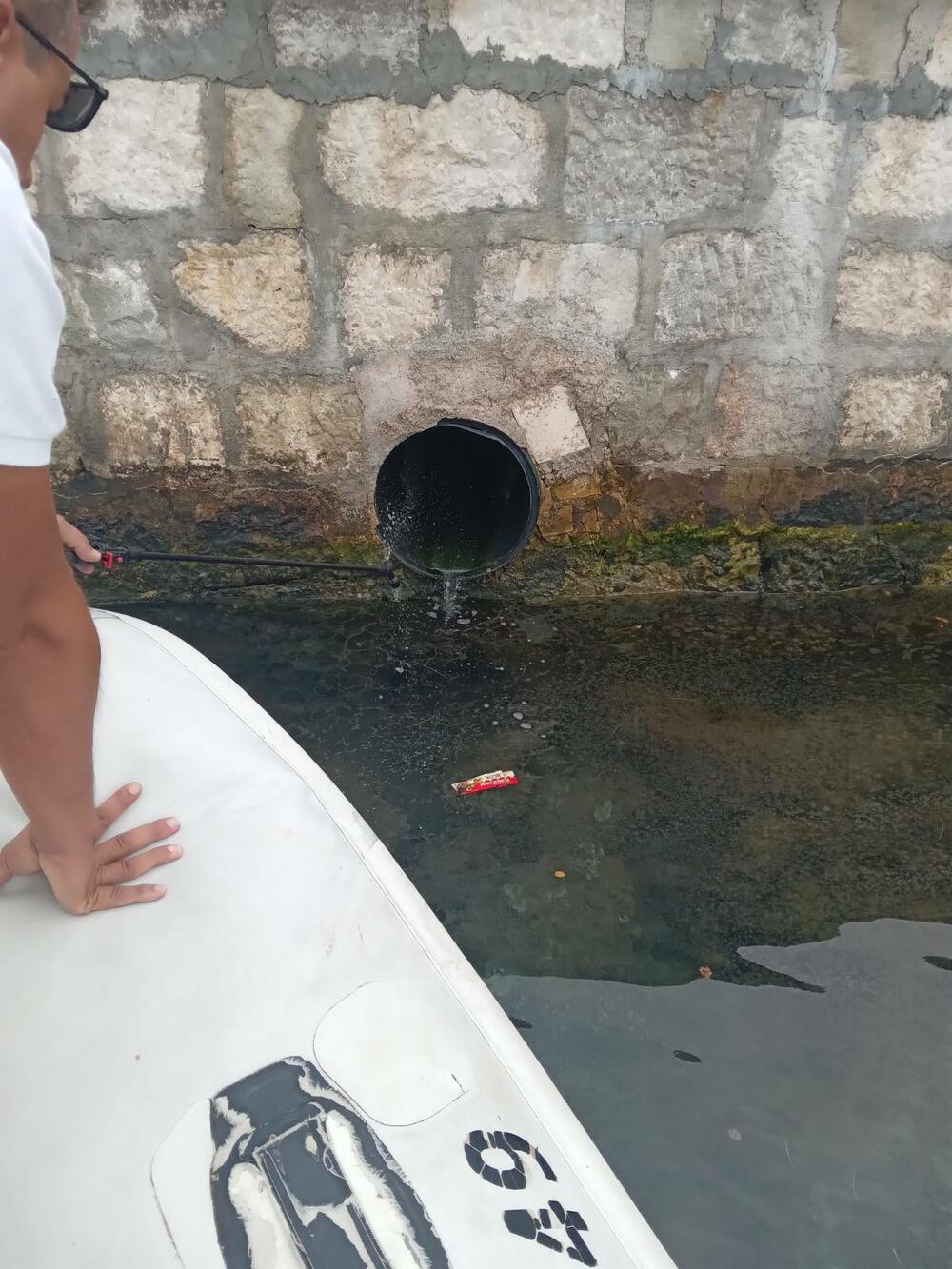 <p>Pretpostavlja se da je uzrok zagađenja na kopnu, odnosno da nafta i ulje nisu u more dospjeli sa nekog od plovnih objekata vezanih na i oko Pina<br /> </p>