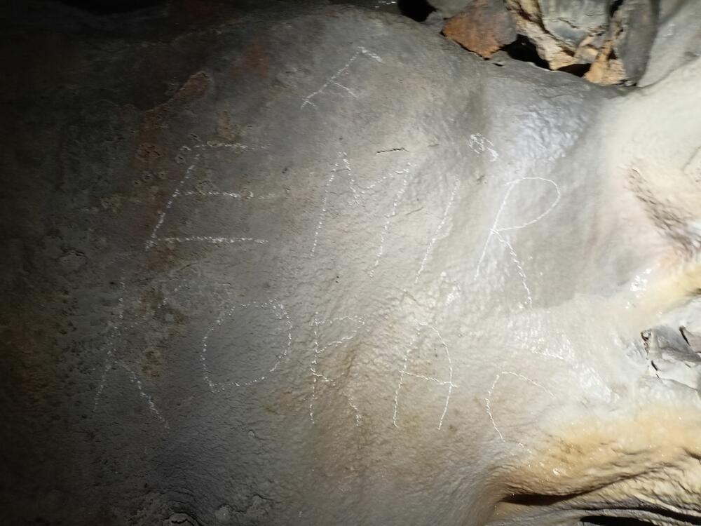 <p>Bjelopoljski speleolozi optužili izvođača radova da je nestručno zatvorio Đalovića pećinu. Iz kluba upozoravaju da je time ugrožen kapitalni projekat od opšteg značaja za Bijelo Polje, sjever ali i ukupni razvoj Crne Gore</p>