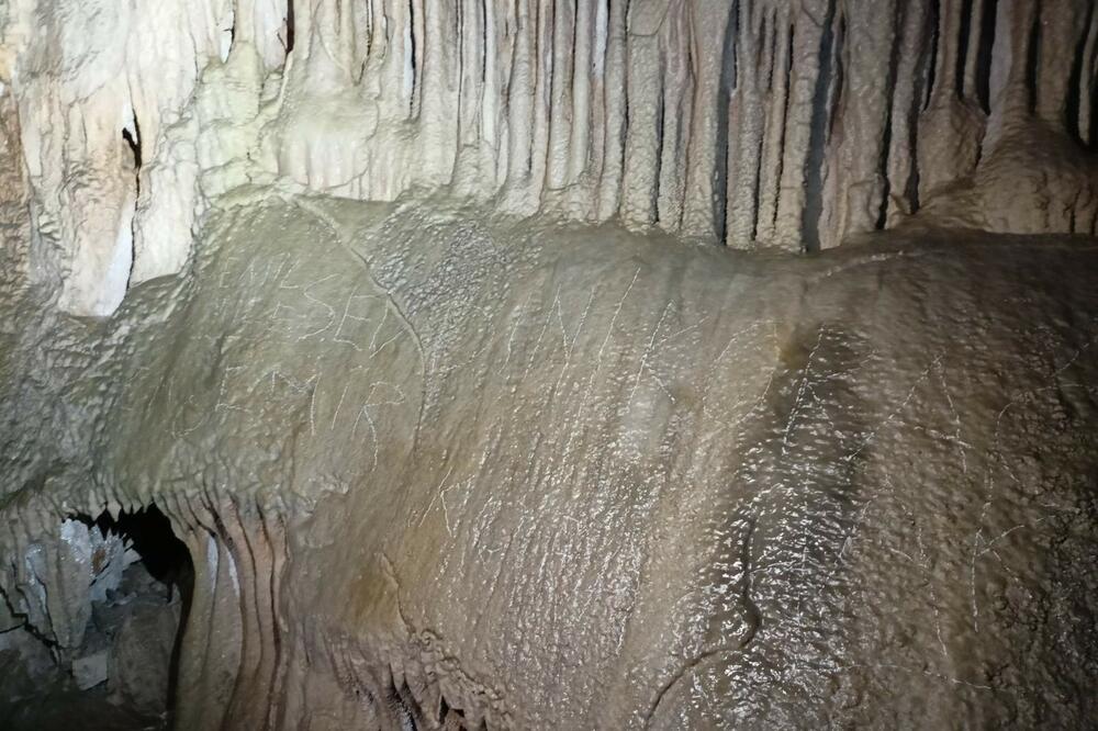 Vandali su nedavno oštetili pećinu, Foto: Mile Vuković