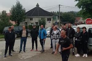 Blokiran put u Mojkovcu, mještani sprečavaju "Bemax" da prođe ka...