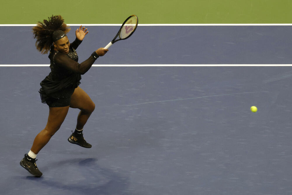 <p>Serena Vilijams na startu posljednjeg turnira u karijeri, US opena, pobijedila Danku Kovinić 2:0 i plasirala se u 2. kolo</p>