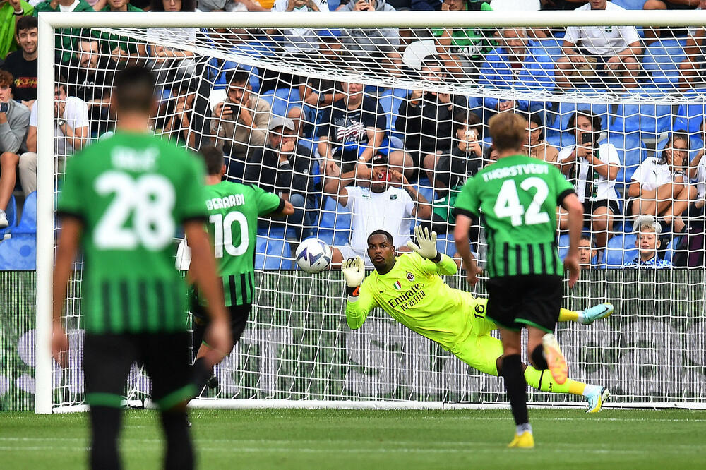Menjan brani penal Berardiju, Foto: Reuters
