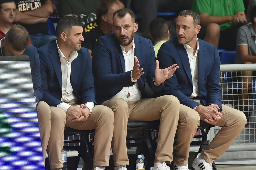 Selektor Boško Radović sa prvim pomoćnikom Vladimirom Todorovićem i tim menadžerom Goranom Jeretinom, Foto: KSCG