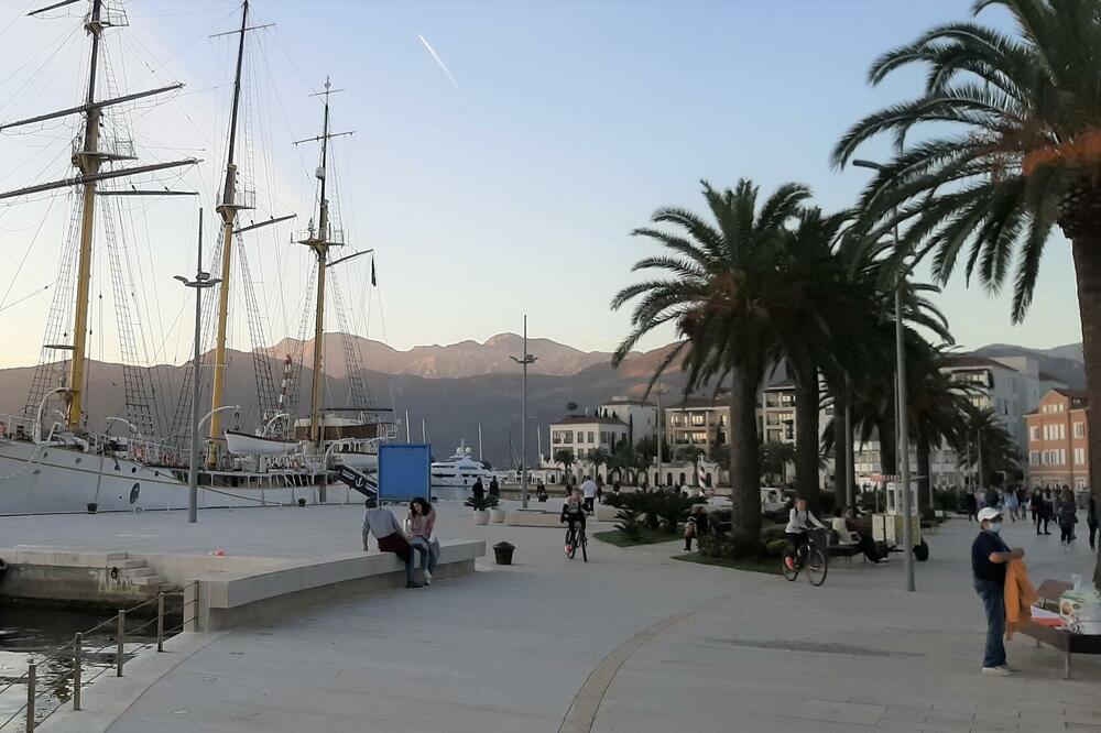 Detalj sa gradske rive i pristaništa Pine u Tivtu, Foto: Siniša Luković