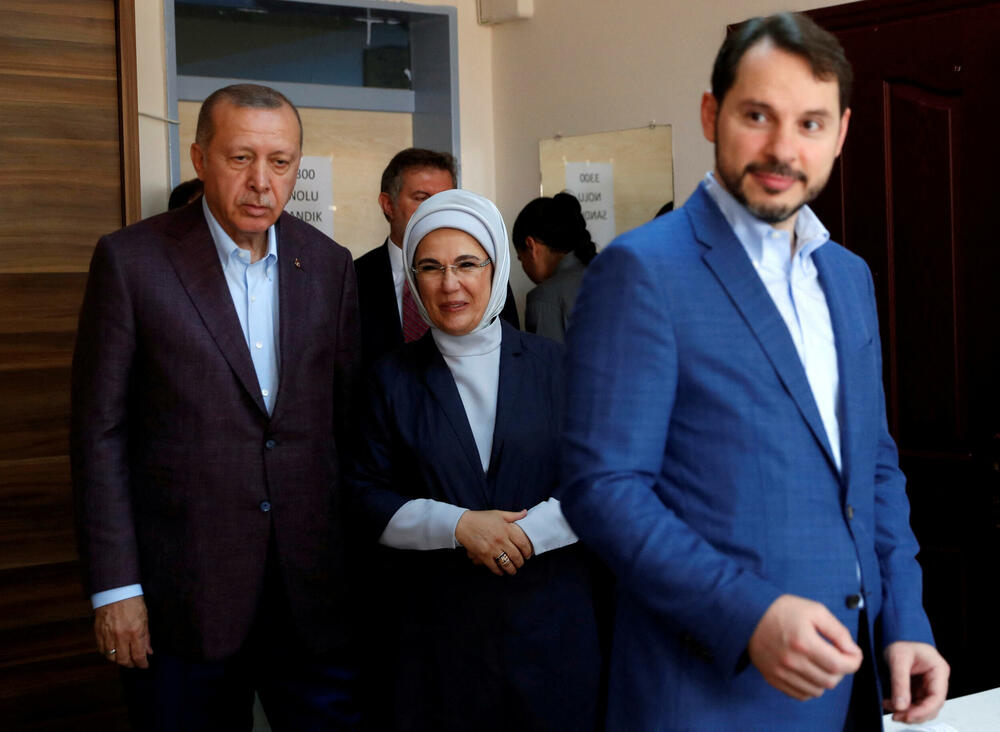 Erdogan sa suprugom Eminom i zetom Beratom Albajrakom nakon glasanja na biračkom mjestu u Istanbulu u julu 2019