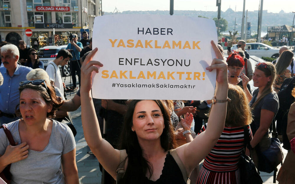 Učesnica protesta protiv zakona o medijima u Istanbulu u julu ove godine sa transparentom na kojem piše: 'Zabranjivati vijesti, znači kriti informacije' 