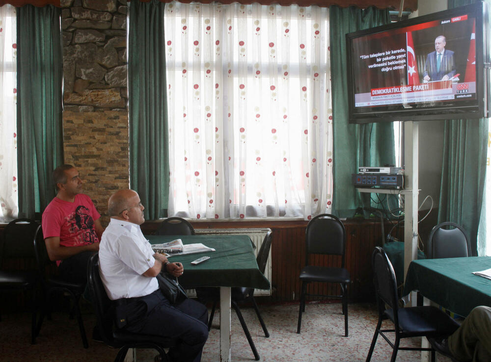 Stanovnici Istanbula u kafiću prate Erdoganovo obraćanje