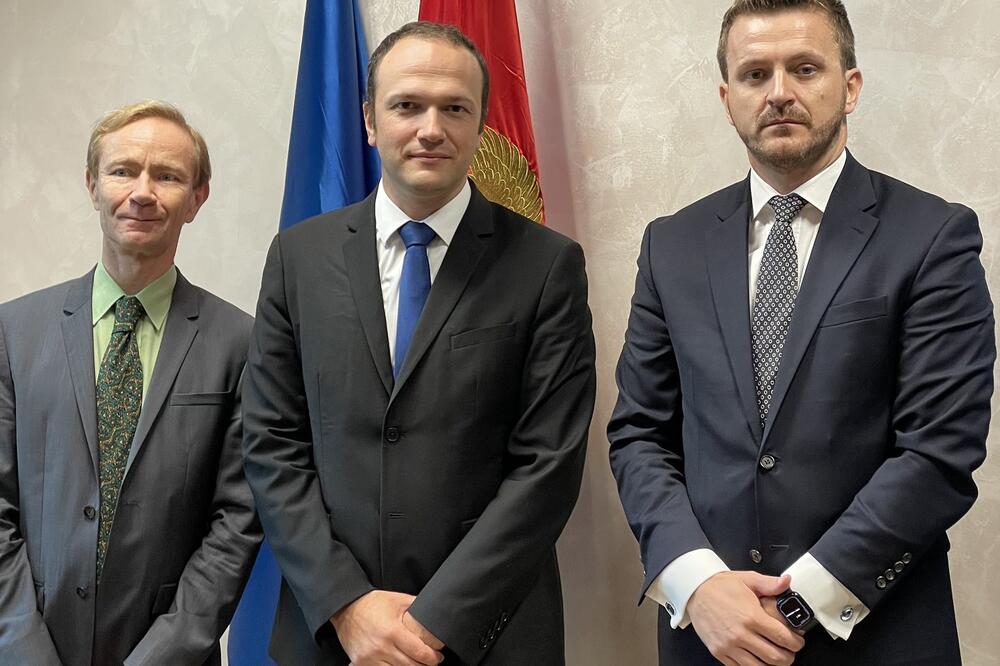 Ministar javne uprave Maraš Dukaj sa predstavnicima francuske agencije, Foto: Ministarstvo javne uprave