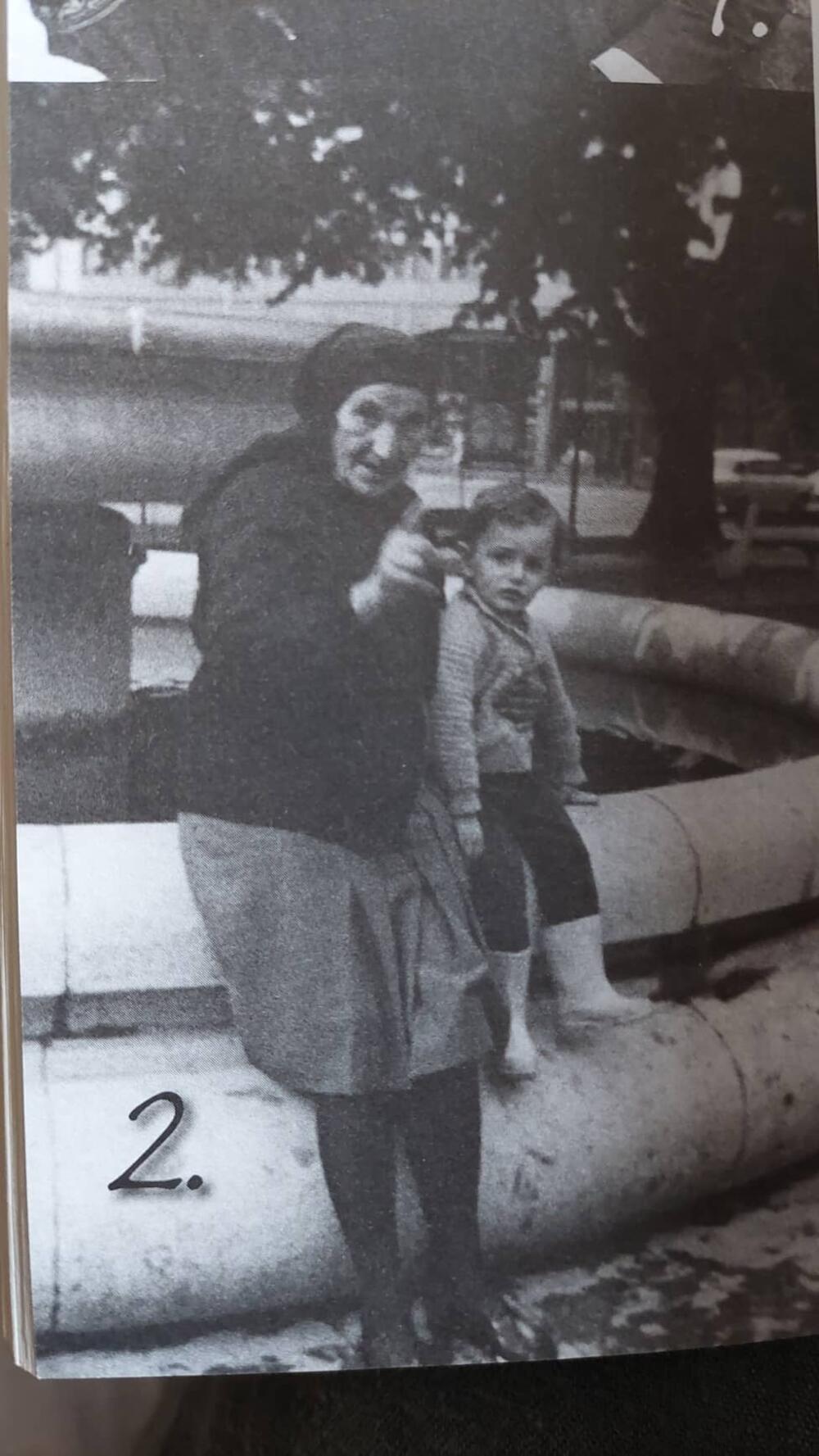 <p>O svom ocu Miodragu Bulatoviću, odrastanju uz njega i njegovoj zaostavštini, odnosu prema umjetnosti i životu, ali i svom pogledu na to, a povodom festivala “Karneval romana” u Nikšiću i ustanovljene nagrada sa imenom njenog oca, vrsna lutkarka i pozorišna djelatnica Barbara Bulatović govori za "Vijesti" i otkriva da postoje ideje o dramatizaciji nekih njegovih djela i objavljivanja rukopisa. Pored toga, ona specijalno "Vijestima" ustupa neke fotografije iz porodičnog albuma</p>