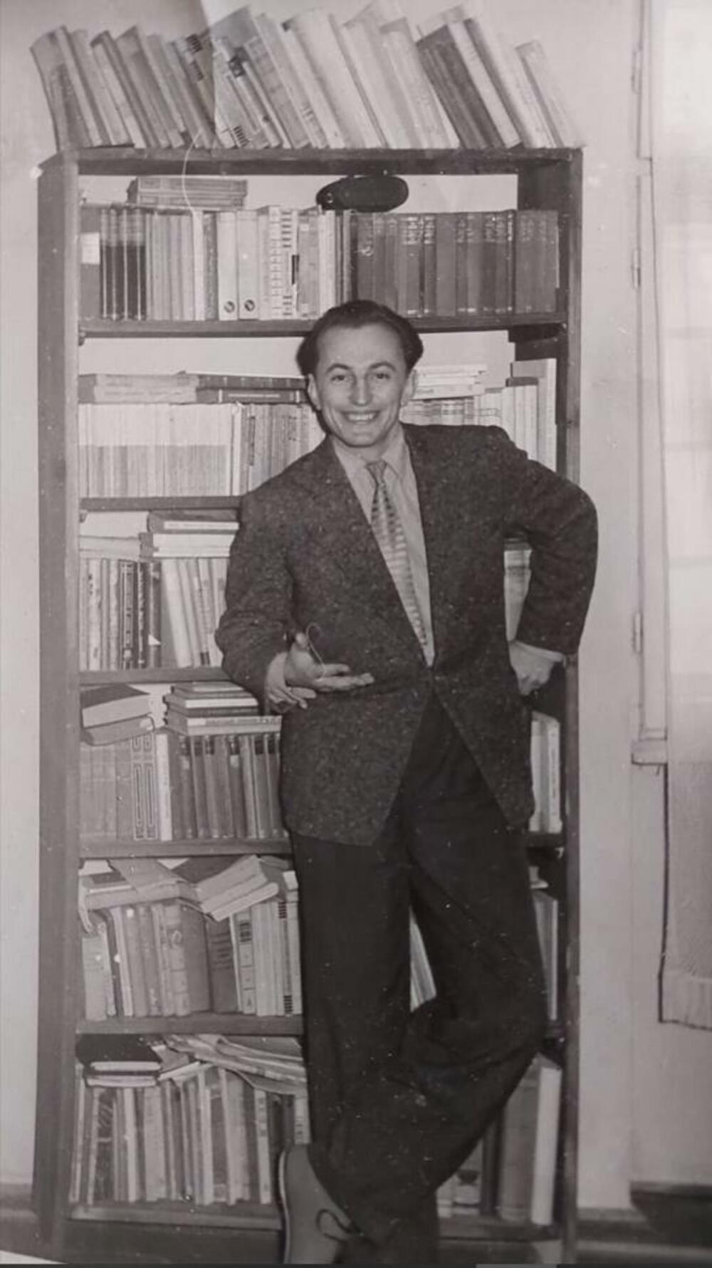 <p>O svom ocu Miodragu Bulatoviću, odrastanju uz njega i njegovoj zaostavštini, odnosu prema umjetnosti i životu, ali i svom pogledu na to, a povodom festivala “Karneval romana” u Nikšiću i ustanovljene nagrada sa imenom njenog oca, vrsna lutkarka i pozorišna djelatnica Barbara Bulatović govori za "Vijesti" i otkriva da postoje ideje o dramatizaciji nekih njegovih djela i objavljivanja rukopisa. Pored toga, ona specijalno "Vijestima" ustupa neke fotografije iz porodičnog albuma</p>