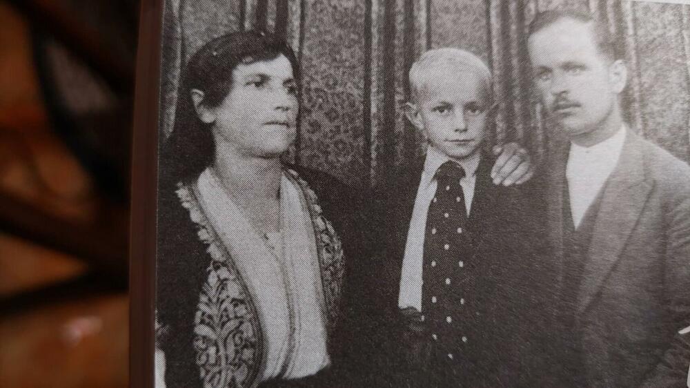 <p>O svom ocu Miodragu Bulatoviću, odrastanju uz njega i njegovoj zaostavštini, odnosu prema umjetnosti i životu, ali i svom pogledu na to, a povodom festivala “Karneval romana” u Nikšiću i ustanovljene nagrada sa imenom njenog oca, vrsna lutkarka i pozorišna djelatnica Barbara Bulatović govori za "Vijesti" i otkriva da postoje ideje o dramatizaciji nekih njegovih djela i objavljivanja rukopisa. Pored toga, ona specijalno "Vijestima" ustupa neke fotografije iz porodičnog albuma</p>