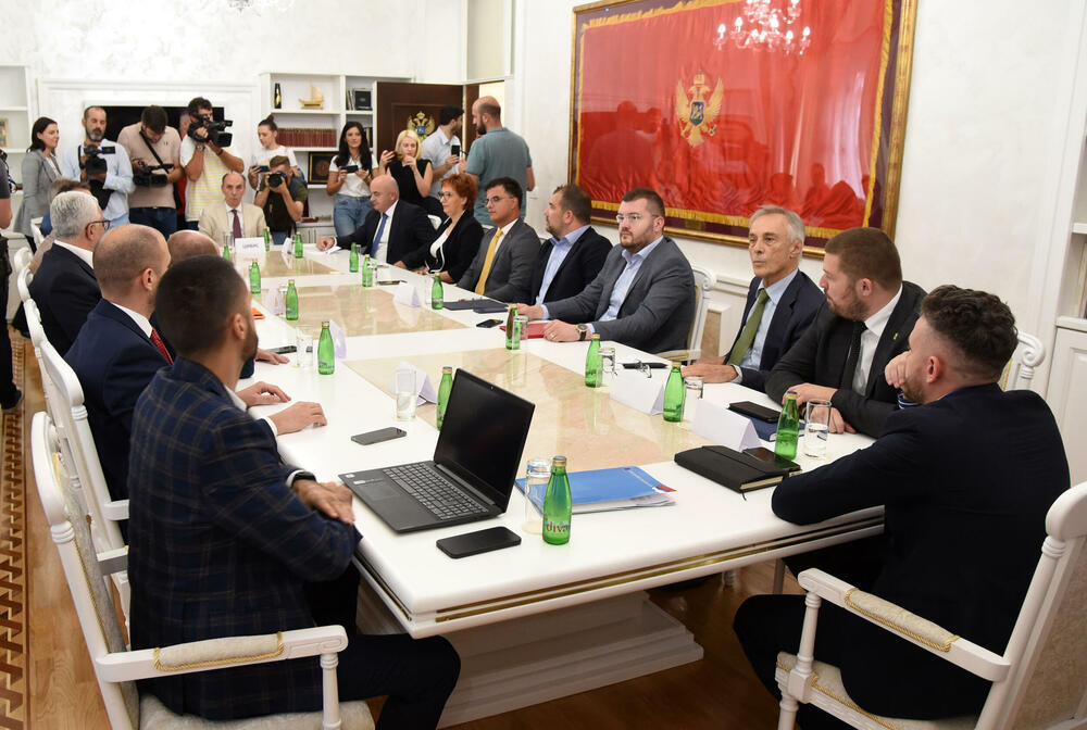 <p>Sastanak se održava neposredno uoči sjednice parlamenta na kojoj će se odlučivati o razrješenju predsjednice Skupštine Danijele Đurović</p>