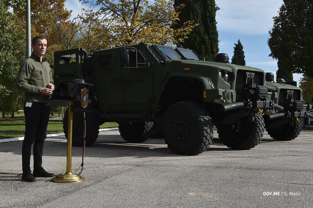 Ministar odbrane Predrag Bošković na predstavljanju lakooklopnih vozila “oškoš”, Foto: Vlada / Saša Matić