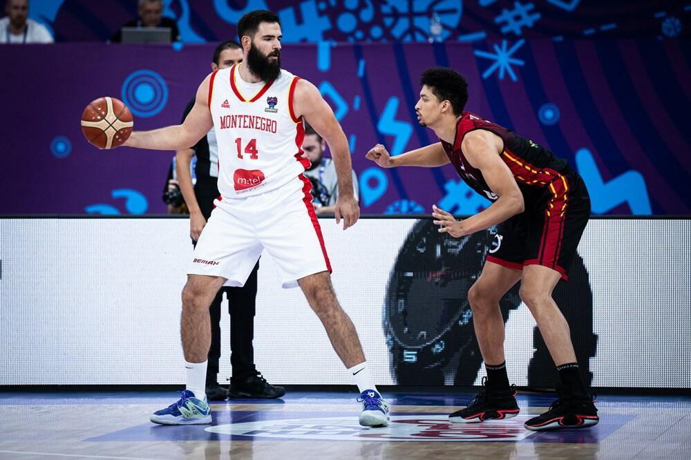 Bojan Dubljević u duelu sa Ismaelom Bakoom, Foto: FIBA