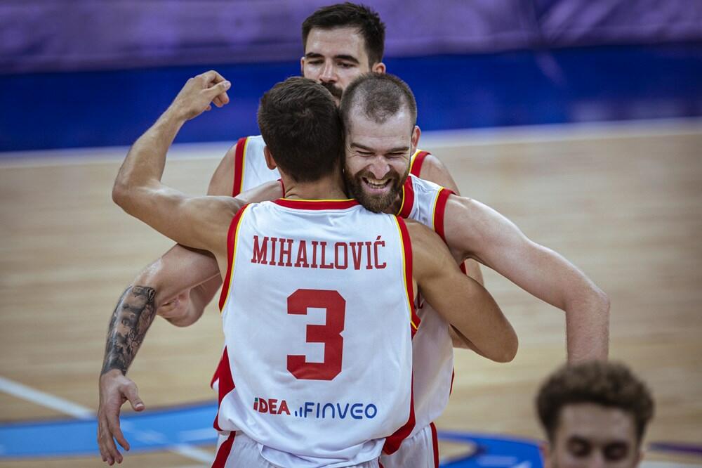Nemanja Radović u zagrljaju Vladimira Mihailovića, Foto: FIBA