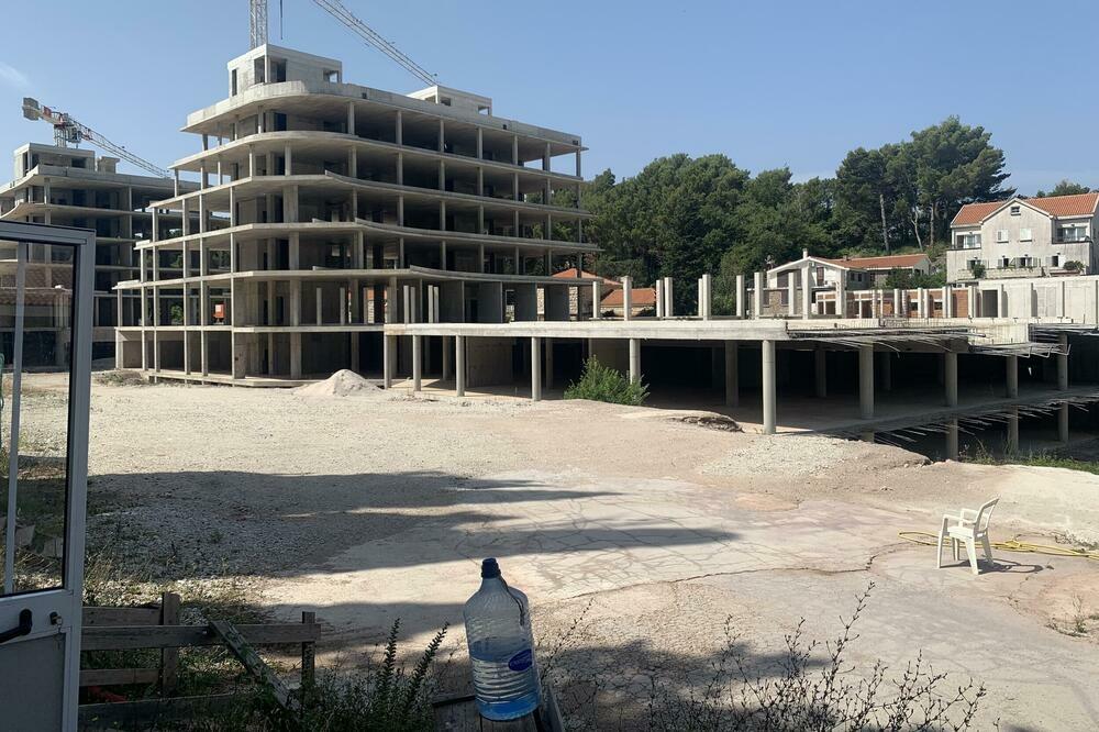 Hotel “Kraljičina plaža” u izgradnji, Miločer, Foto: Vuk Lajović