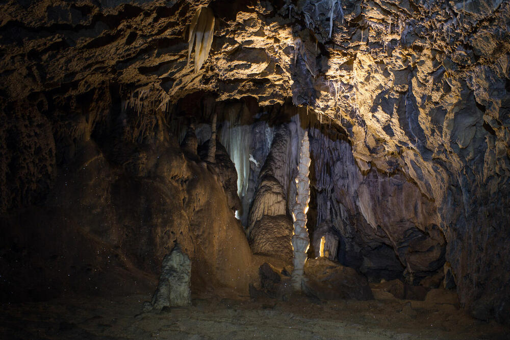 Vandali nedavno oštetili pećinu, Foto: Vijesti