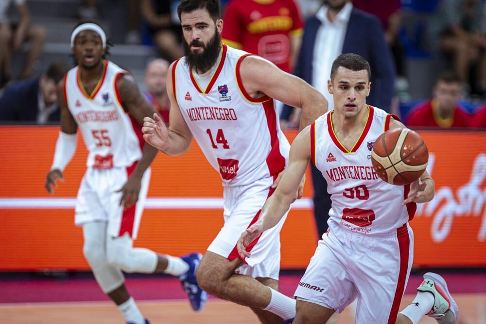 Petar Popović, Bojan Dubljević i Kendrik Peri na jednom od ranijih mečeva Crne Gore, Foto: fiba.basketball