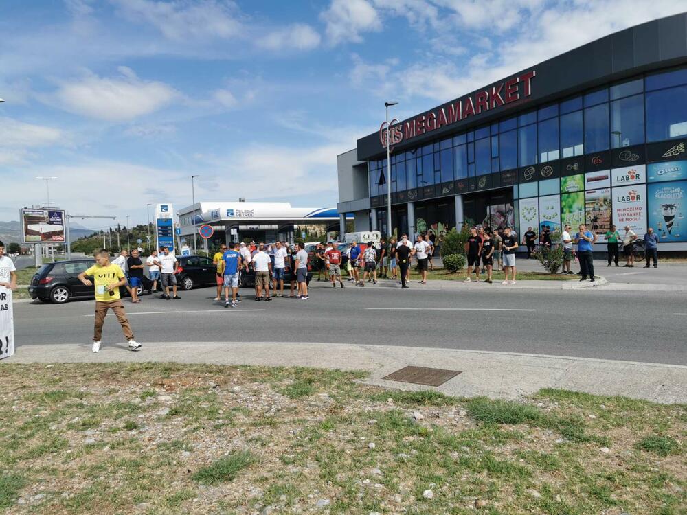 <p>"Mislim da je Opština došla u nezgodno vrijeme, nismo bili pripremljeni i uskraćeni smo za dio teritorije", kazao je jedan od okupljenih Žarko Brajović</p>