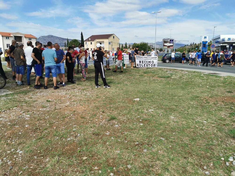 <p>"Mislim da je Opština došla u nezgodno vrijeme, nismo bili pripremljeni i uskraćeni smo za dio teritorije", kazao je jedan od okupljenih Žarko Brajović</p>