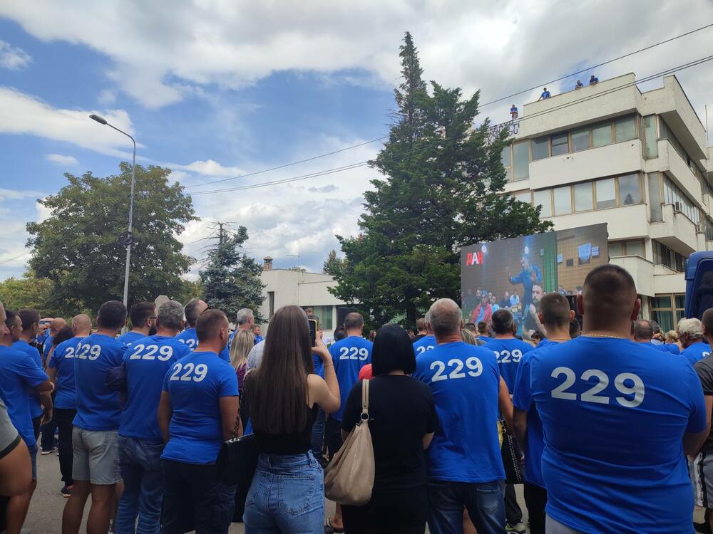 <p>Radnici Željezare već tri mjeseca protestuju zbog najave poslodavca da će njih 229 ostati bez posla, a da će zadržati samo 25 zaposlenih</p>