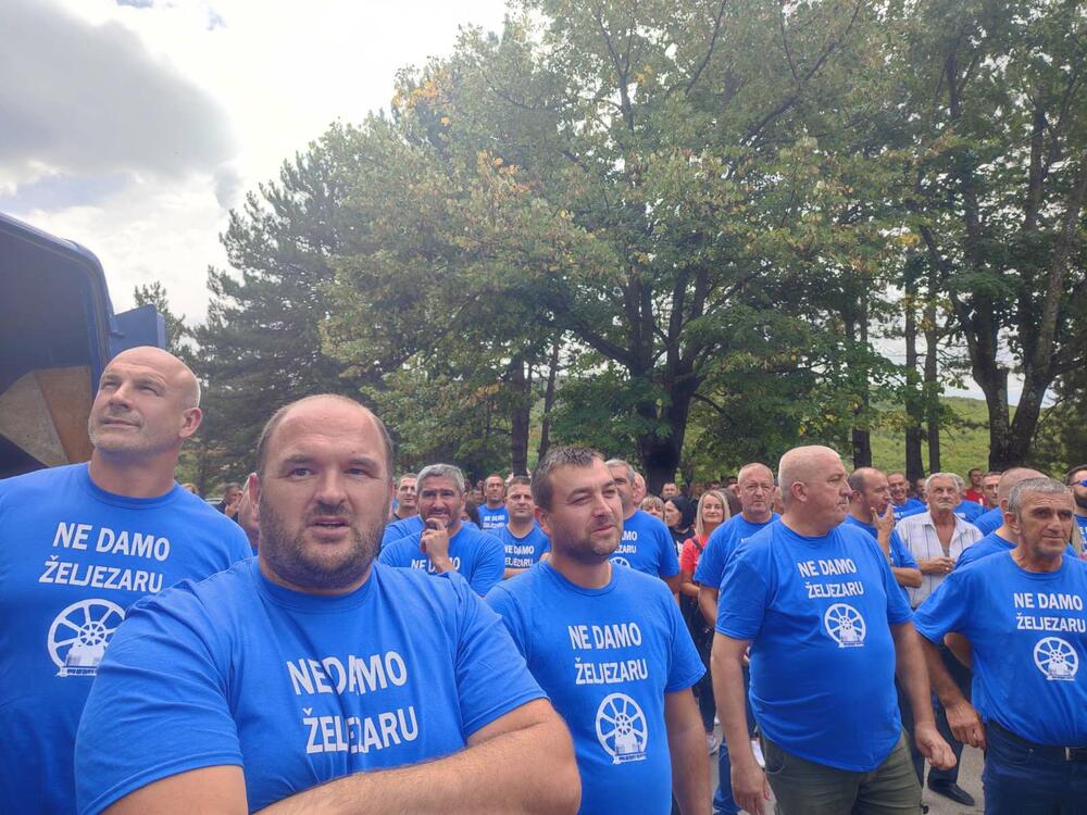 <p>Radnici Željezare već tri mjeseca protestuju zbog najave poslodavca da će njih 229 ostati bez posla, a da će zadržati samo 25 zaposlenih</p>