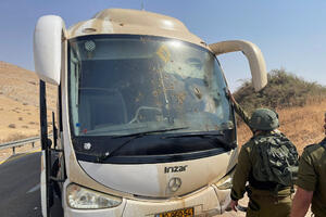 Izraelska vojska: Palestinci pucali na autobus, ranjeni vojnici i...
