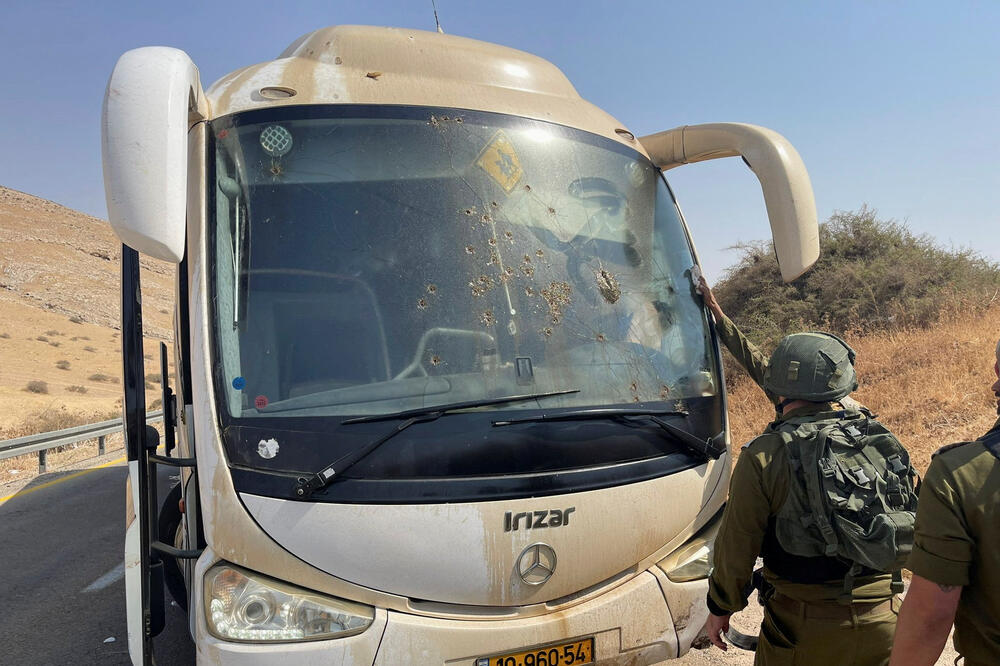 Izraelski vojnici pored autobusa, Foto: Reuters