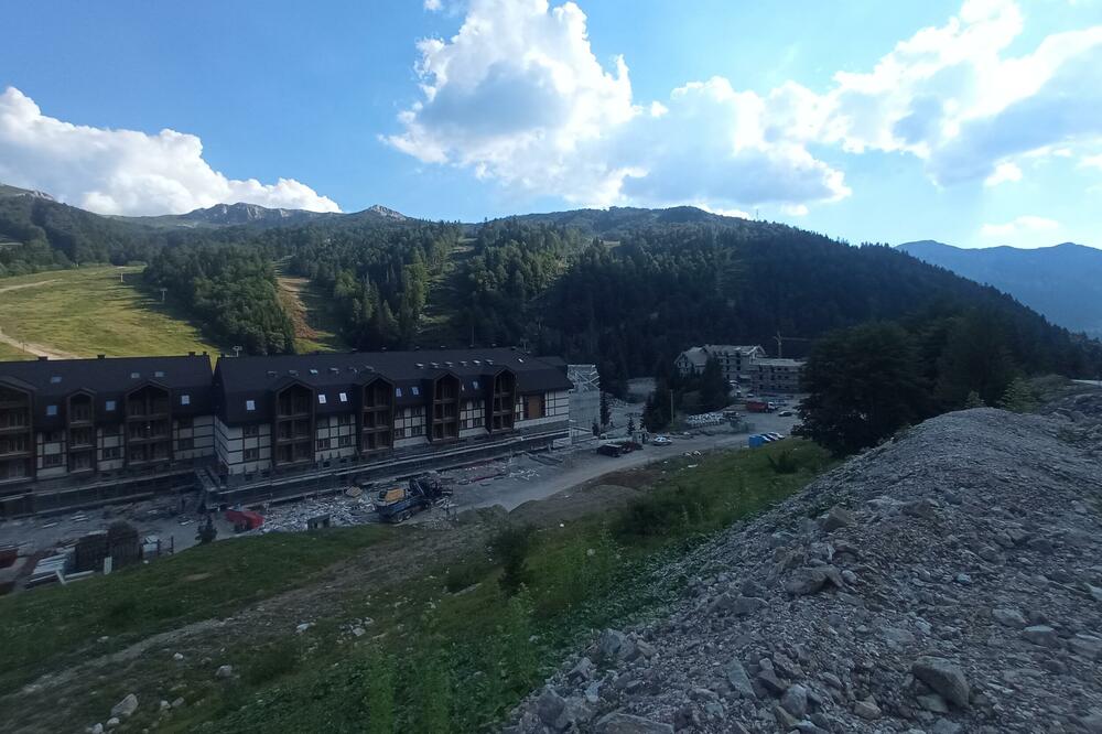 Jedan od hotela u izgradnji, Foto: Dragana Šćepanović