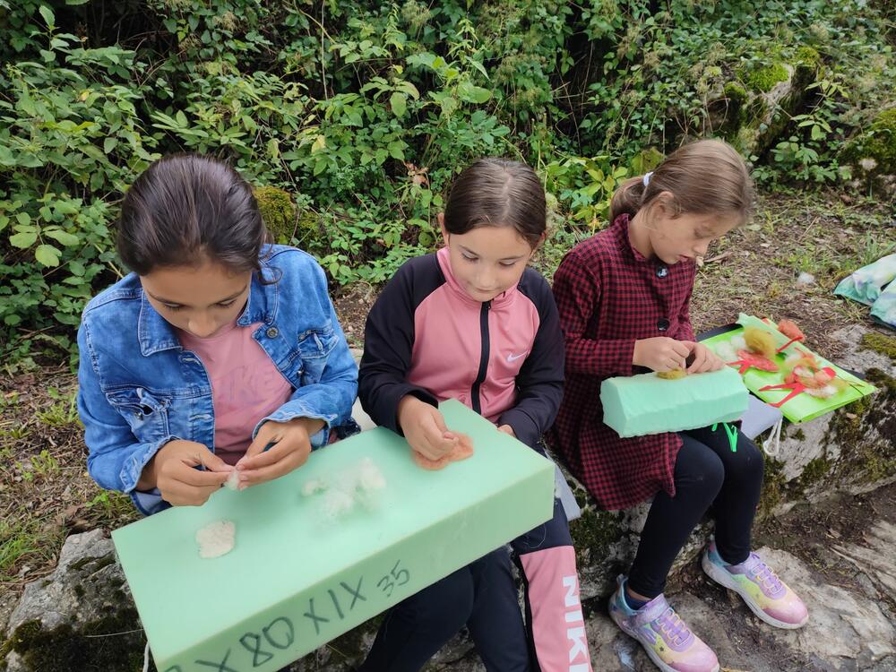 <p>U Šavniku 25 učesnika pete Međunarodne umjetničke radionice "Sve boje Crne Gore - bojenje vune biljnim bojama" stvara predivne "grijače ili igračke za ruke"...</p>