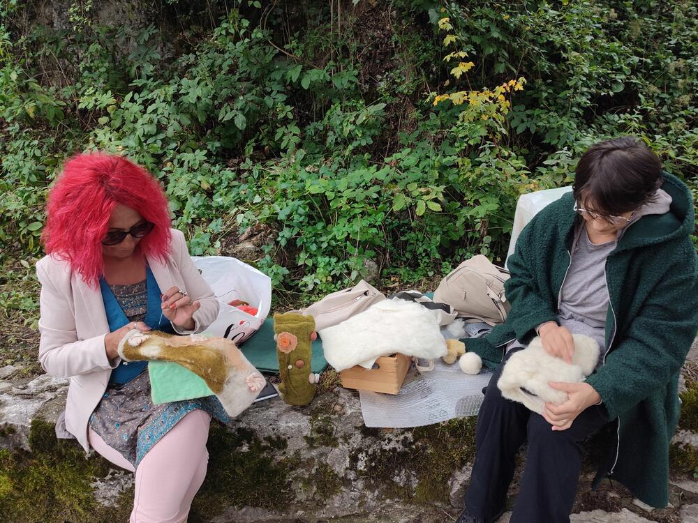 <p>U Šavniku 25 učesnika pete Međunarodne umjetničke radionice "Sve boje Crne Gore - bojenje vune biljnim bojama" stvara predivne "grijače ili igračke za ruke"...</p>