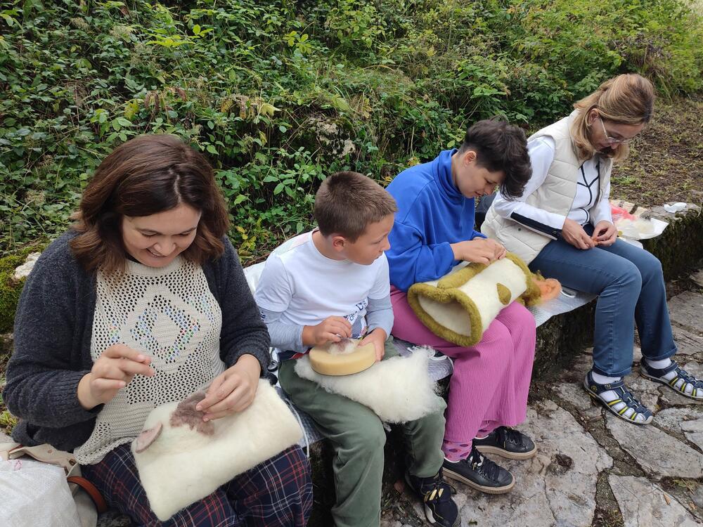 <p>U Šavniku 25 učesnika pete Međunarodne umjetničke radionice "Sve boje Crne Gore - bojenje vune biljnim bojama" stvara predivne "grijače ili igračke za ruke"...</p>