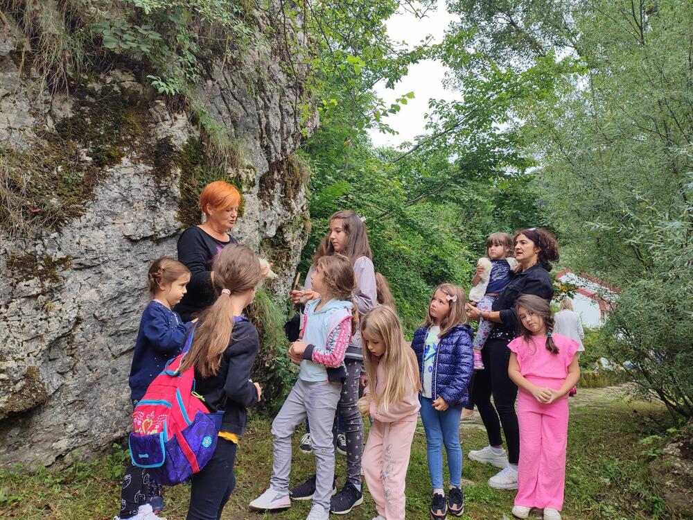 <p>U Šavniku 25 učesnika pete Međunarodne umjetničke radionice "Sve boje Crne Gore - bojenje vune biljnim bojama" stvara predivne "grijače ili igračke za ruke"...</p>