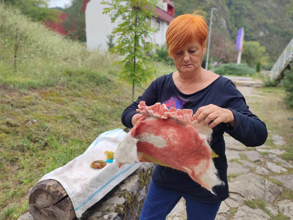 <p>U Šavniku 25 učesnika pete Međunarodne umjetničke radionice "Sve boje Crne Gore - bojenje vune biljnim bojama" stvara predivne "grijače ili igračke za ruke"...</p>