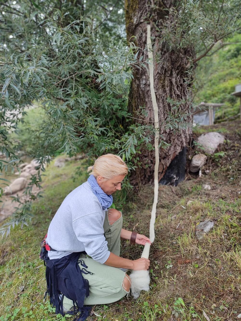 <p>U Šavniku 25 učesnika pete Međunarodne umjetničke radionice "Sve boje Crne Gore - bojenje vune biljnim bojama" stvara predivne "grijače ili igračke za ruke"...</p>