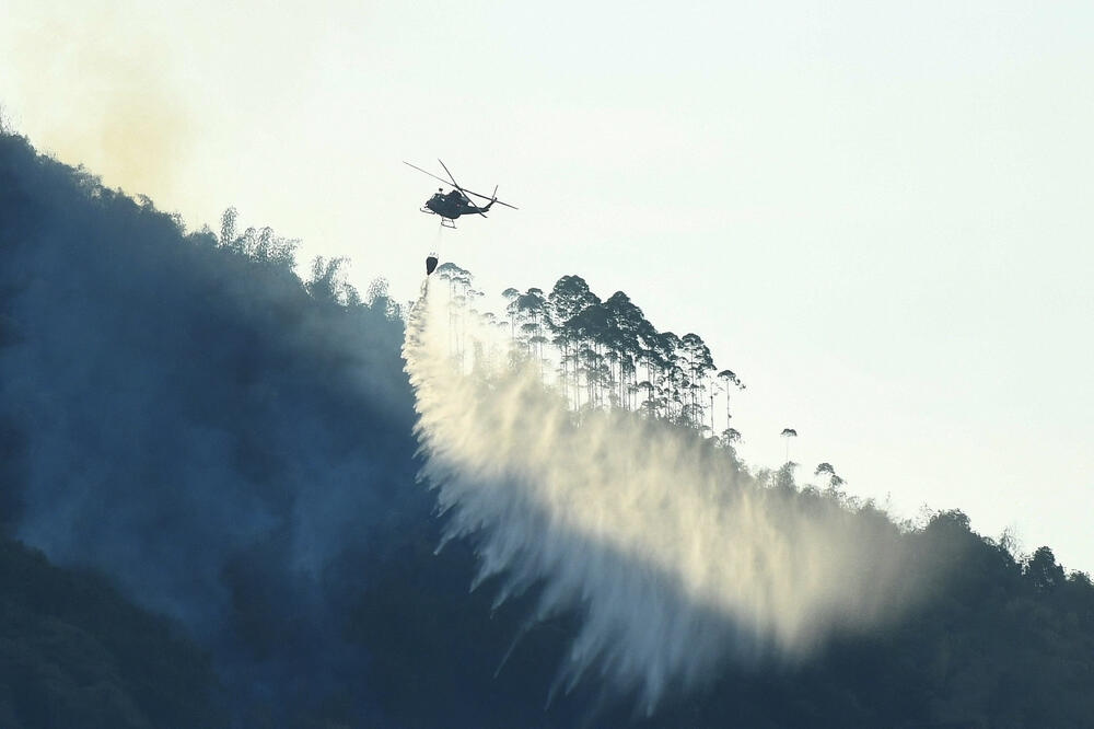 Gašenje požara oko Čongkinga, Foto: Reuters
