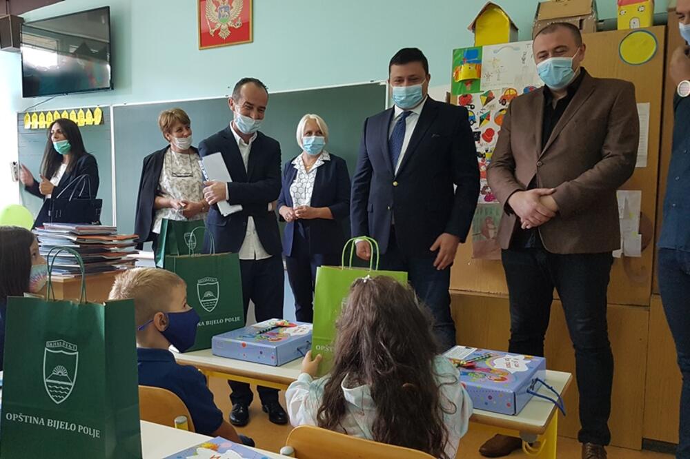 Smolović u posjeti jednoj od škola, Foto: Opština Bijelo Polje