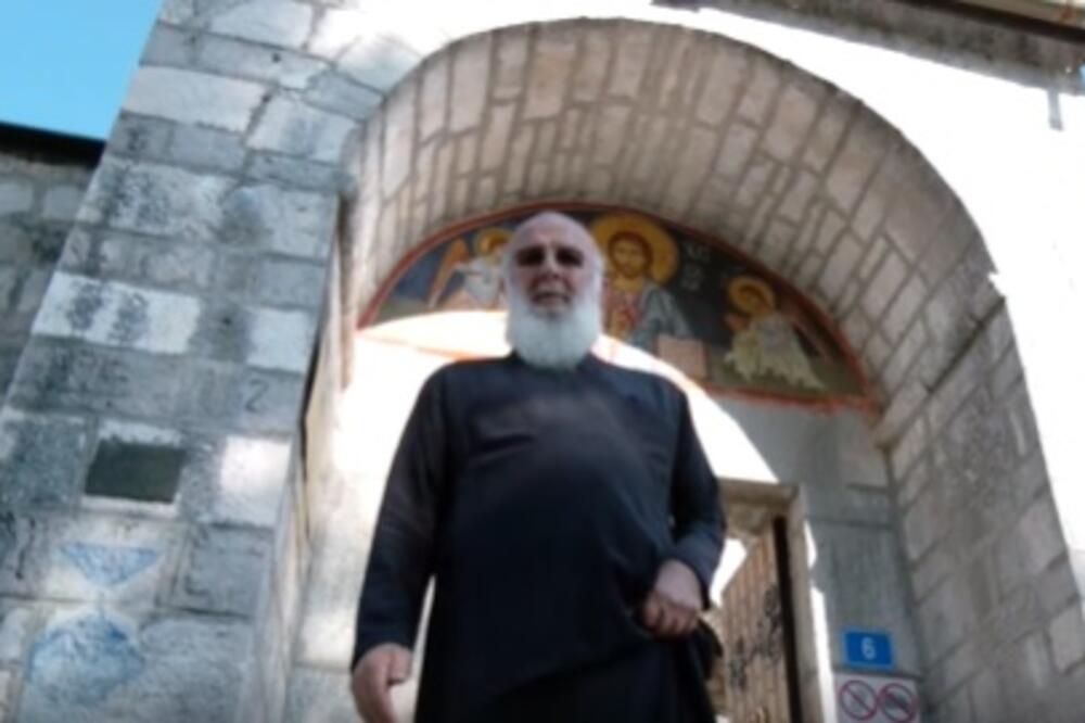 Sveštenik ispred Cetinjskog manastira, Foto: Gradska TV/Printscreen