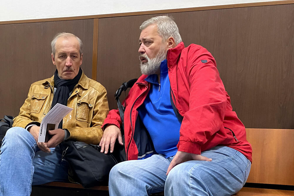 Glavni urednik Dmitrij Muratov (desno) i njegov zamjenik Sergej Sokolov, Foto: Reuters