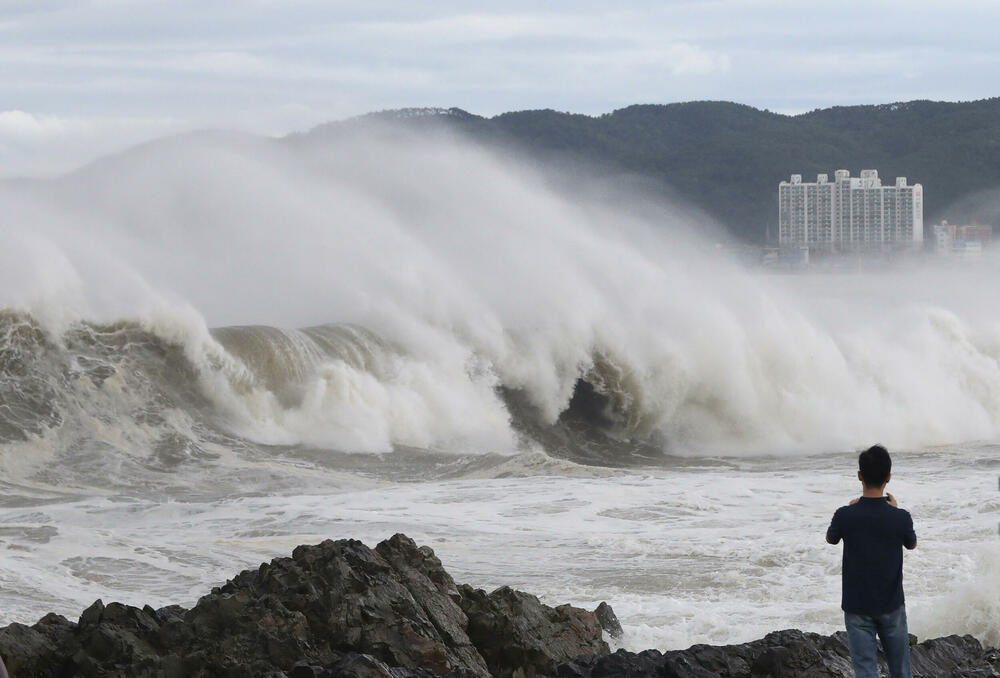 <p>Zvaničnici su upozorili na poplave, klizišta i plimne talase koje može da izazove Hinamnor, najsnažniji tajfun koji je pogodio zemlju posljednjih godina</p>