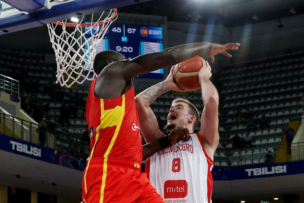 Dino Radončić u duelu sa Usmanom Garubom, Foto: Irakli Gedenidze/Reuters