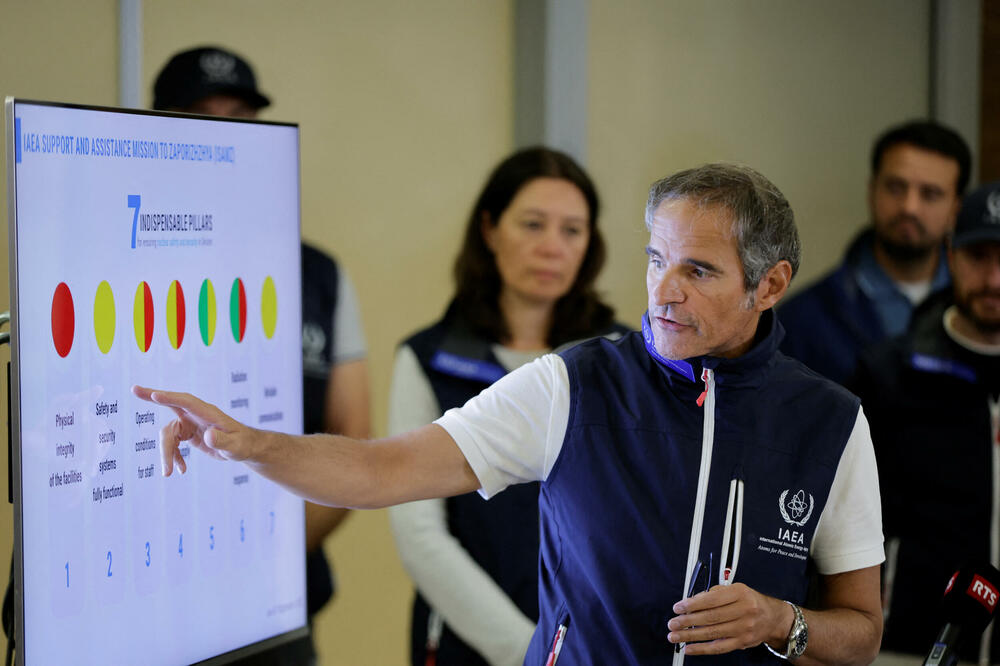 Rafael Grosi objašnjava podatke dok razgovara sa novinarima po povratku iz Ukrajine, Foto: Rojters